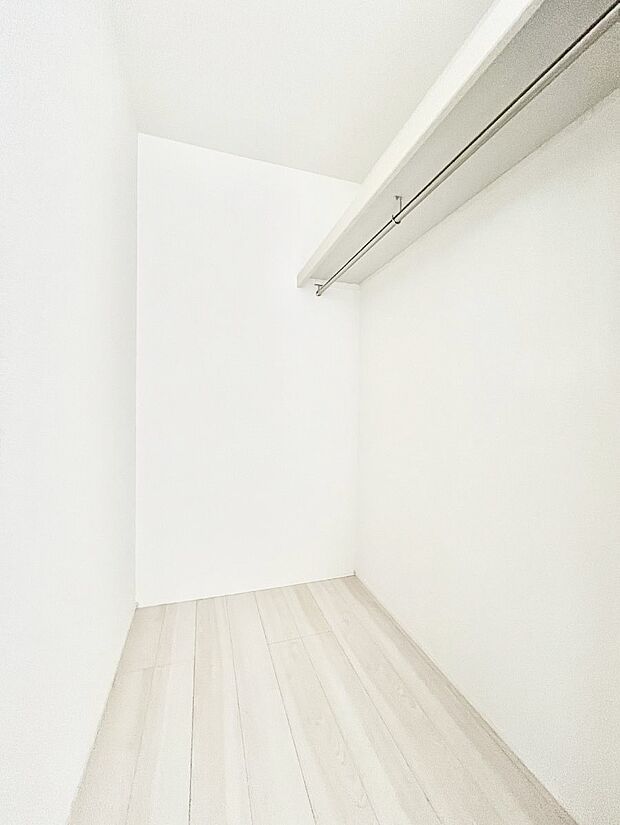 ウォークインクローゼットの活用で生活空間スッキリ