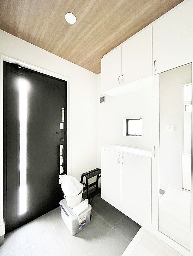 下駄箱はご家族の写真や季節のインテリアで飾り棚として演出できます