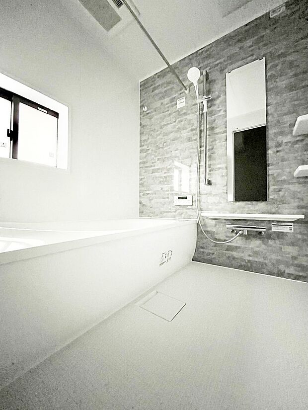 一日の疲れを癒してくれる明るい清潔感のあるバスルーム