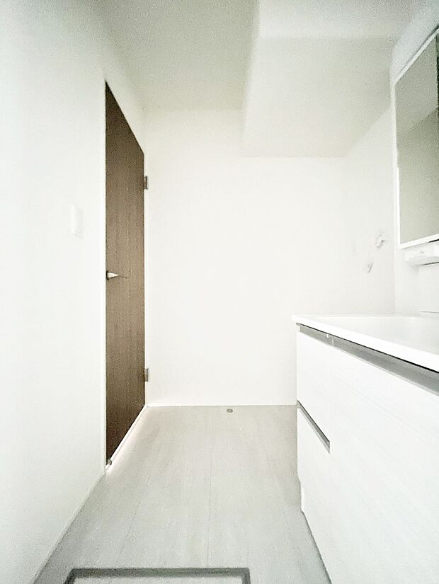 清潔感ある洗面化粧室で朝の身支度も快適