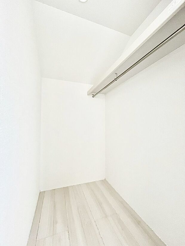 ウォークインクローゼットの活用で生活空間スッキリ