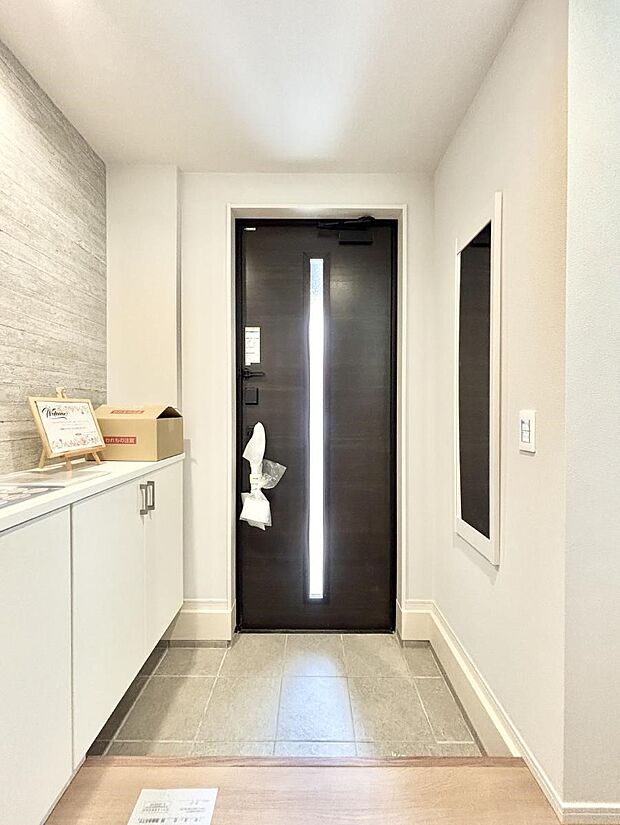 ガラススリットの入った玄関ドアが室内に光を届けてくれます