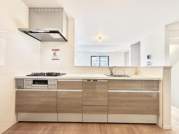 リビングを見渡せる人気のカウンターキッチン。 家族を見守りながら家事をすることができます。