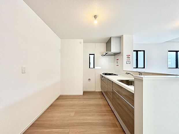 爽やかな風が通り抜けるキッチン。窓があるので明るく換気にも役立ちます。