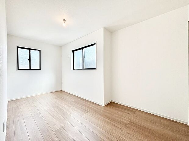 2面採光の洋室。窓から入り込む陽光がお部屋全体を優しく包み込みます!