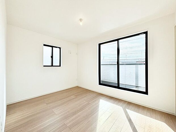 バルコニーが開放感をプラスしてくれる洋室