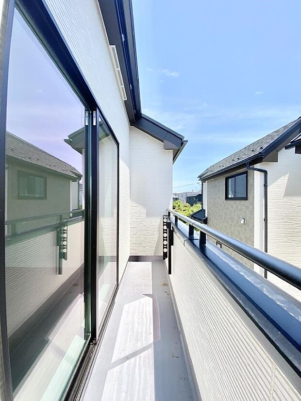 ◆A号棟◆~Balcony~ 大きな空に囲まれた気持ちのいい家。 バルコニーを覗くだけで圧倒的な開放感に包まれます。 バルコニーは陽がさしこみお布団や洗濯物を気持ちよく干すことができます。
