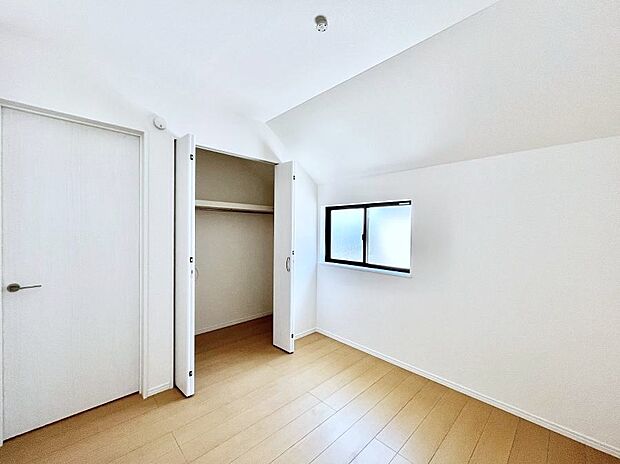 お子さまのお部屋としても!衣類の整理整頓に便利なクローゼット付きの洋室。