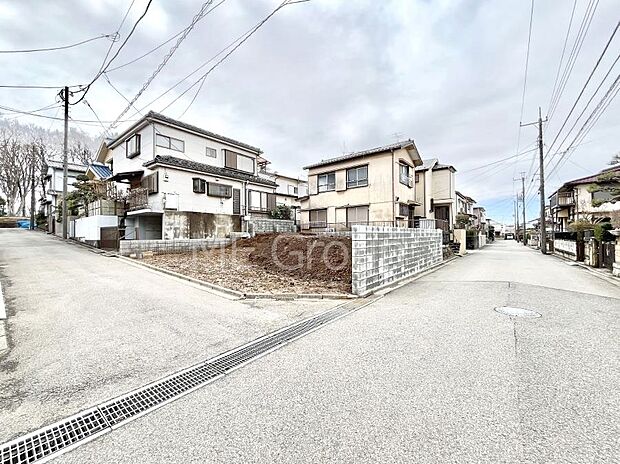 ~Exterior~ 前面道路: 住宅地になっているので車量も少なく、静かな立地です。子育て環境も良好です♪♪周辺環境もあわせてご案内させて頂きます。お気軽にお問い合わせください。