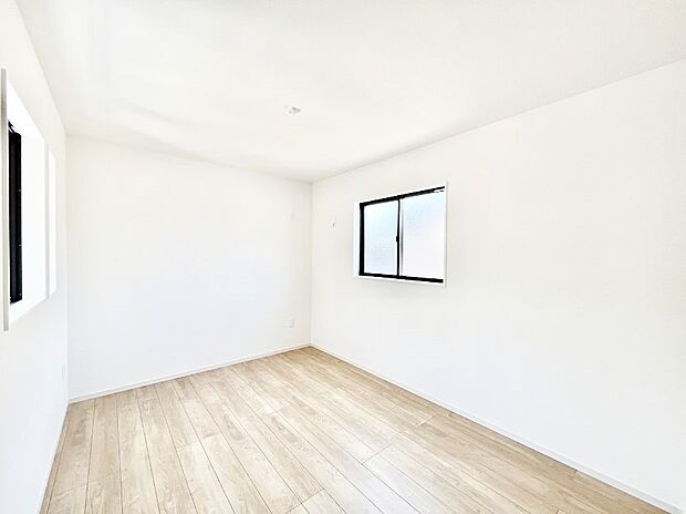 ～Bed Room～　子供部屋はお子様にとって大変重な役割があります。子供一人で過ごす空間を与えることで、宿題や勉強時間も自然と増えまた自ら部屋の片付けや掃除なども促すことに繋がります。