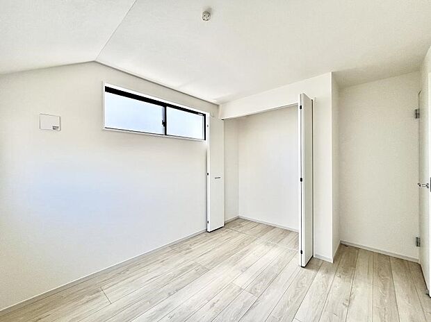 ◆2号棟◆～Bed Room～  居室には収納クローゼットを完備！普段使いのお洋服や小物はもちろん、季節物のお洋服などもしっかりと整理整頓おしまい頂けます。  居室空間を広く使用できますね。