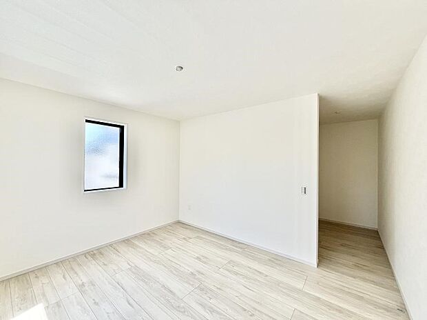 ◆2号棟◆~Bed Room~ マンションと違い部屋数が多いのが戸建てのメリットです。ご家族が増えたことで手狭に感じていた住まいも戸建てでは各居室プライバシーを保つことができます。