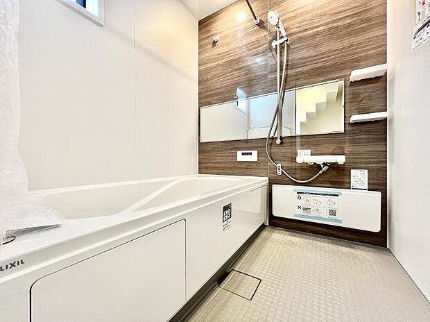 ◆2号棟◆~Bath Room~ 足を伸ばして入浴することが可能!一日の疲れを癒す貴重なバスタイムです。お子様とご一緒でも十分な広さなので、リビングとは違った家族団欒のひと時をお楽しみいただけます。