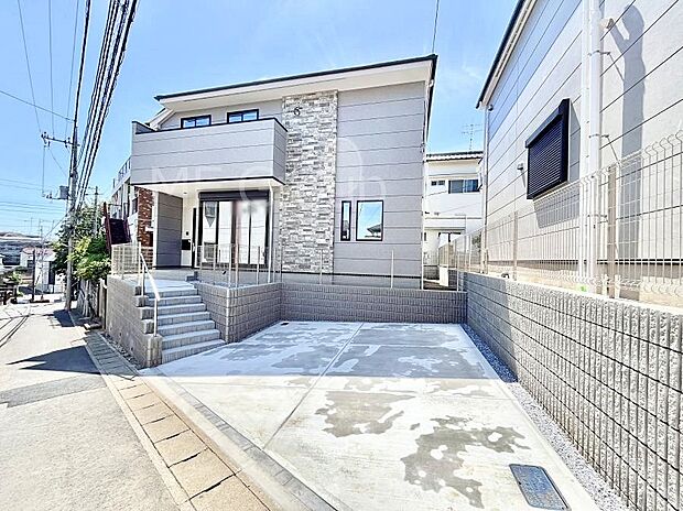 ◆2号棟◆～Exterior～　一戸建ての大きなメリットは、自分達の「土地」を「自由に」使える事です。ガーデニングやＤＩＹ，車やバイクの趣味など様々な用途で利用できます。