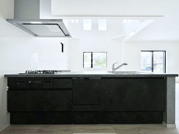 ~Kitchen~ 会話が弾むリビング、料理が愉しくなるキッチン。家は、ただ生活する場ではなく、暮らしを愉しく、快適にする場所。笑顔の毎日、安らぎの日々のために、最新の設備・仕様を採用。