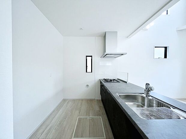 ~Kitchen~ 自然光が入る窓のあるキッチン☆毎日使う場所だからこそ、使い勝手を考慮しました。ゆったりとしたキッチンコーナーは質感豊かな仕上がりとなっております。