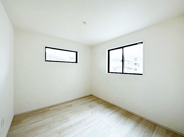 ~Bed Room~ 2面採光を確保した明るい室内は、風通しも良く、大変居心地の良い空間となっております。爽やかな風を感じて起きる朝は、快適生活の始まりに!日当たりや通風がとても良い住まい♪