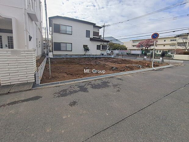 〜Exterior〜　角地により陽当り・風通し良好です。一戸建ての大きなメリットは、自分達の「土地」を「自由に」使える事です。ガーデニングやＤＩＹ，車やバイクの趣味など様々な用途で利用できます。