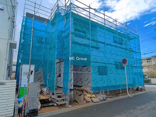 ~Exterior~ 角地により陽当り・風通し良好です。一戸建ての大きなメリットは、自分達の「土地」を「自由に」使える事です。ガーデニングやDIY,車やバイクの趣味など様々な用途で利用できます。