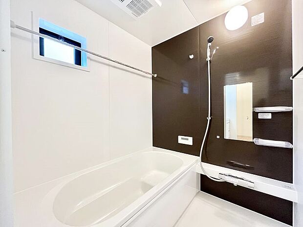 ~Bath Room~ ゆったりと足を伸ばして入浴することが可能!一日の疲れを癒す貴重なバスタイムです。お子様とご一緒でも十分な広さなので、リビングとは違った家族団欒のひと時をお楽しみいただけます。