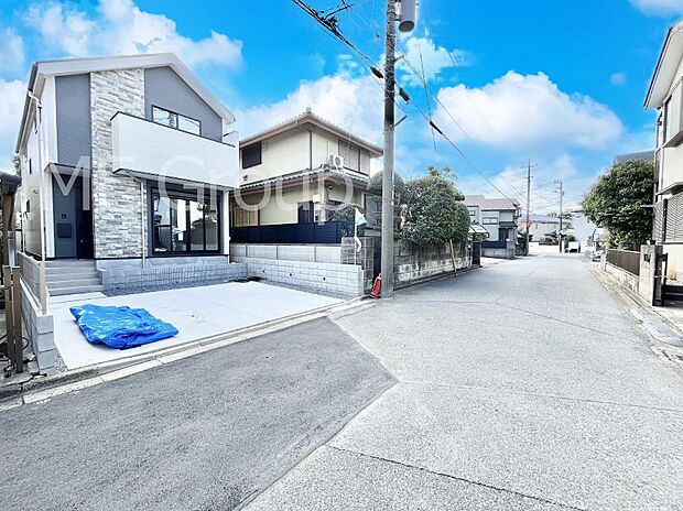 ~Exterior~ 前面道路:北西 6m 公道 前面道路は閑静な住宅地をはしる車通りの少ない道路。駐車の出し入れもらくらくです!ご不明点・現地見学のご希望は、お気軽にお問い合わせください!