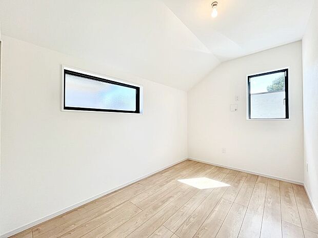 ~Bed Room~ 2面採光を確保した明るい室内は、風通しも良く、大変居心地の良い空間となっております。爽やかな風を感じて起きる朝は、快適生活の始まりに!日当たりや通風がとても良い住まい♪