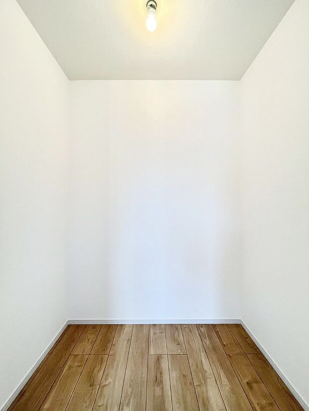 ~Walk-in Closet~ 必要なものやコーディネートを一覧して確認でき、身支度や準備が短時間で済むウォークインクローゼットを設置しました。家の中をすっきりとさせる便利な収納スペースです。