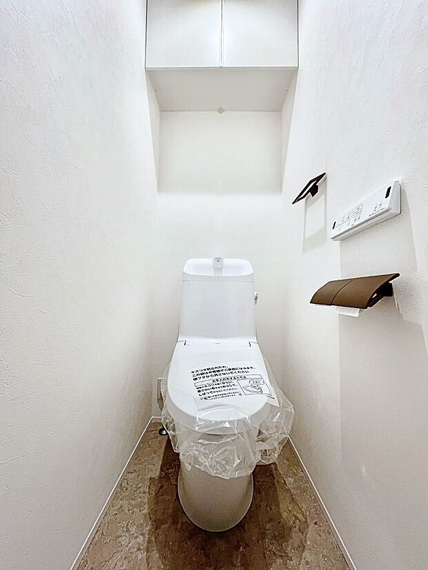~Toilet~ 綺麗・スッキリ・快適なウォシュレット付トイレでくつろげる空間です。トイレは毎日使わざるを得ないもの。いつも清潔を保ちたいですね。トイレが2ヶ所あるので朝の混雑時に便利です!