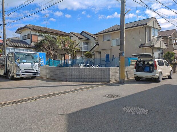 ~Exterior~ 角地により陽当り・風通し良好です。一戸建ての大きなメリットは、自分達の「土地」を「自由に」使える事です。ガーデニングやDIY,車やバイクの趣味など様々な用途で利用できます。