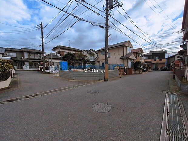 ~Exterior~ 前面道路:南 6m 公道、西 5m 公道 低層の一戸建てを中心とした街並みが整然と続き、周辺は高い建物が建っていないので、緑の多い閑静な趣を感じる環境です。