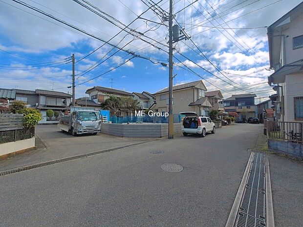 ~Exterior~ 前面道路:南 6m 公道、西 5m 公道 低層の一戸建てを中心とした街並みが整然と続き、周辺は高い建物が建っていないので、緑の多い閑静な趣を感じる環境です。