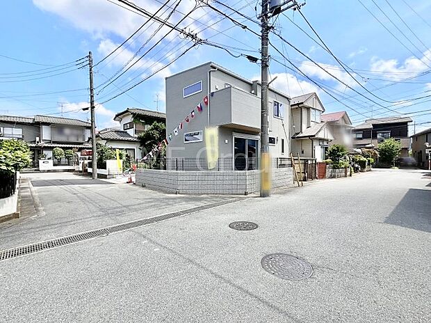~Exterior~ 前面道路:南 6m 公道、西 5m 公道 低層の一戸建てを中心とした街並みが整然と続き、周辺は高い建物が建っていないので、緑の多い閑静な趣を感じる環境です。