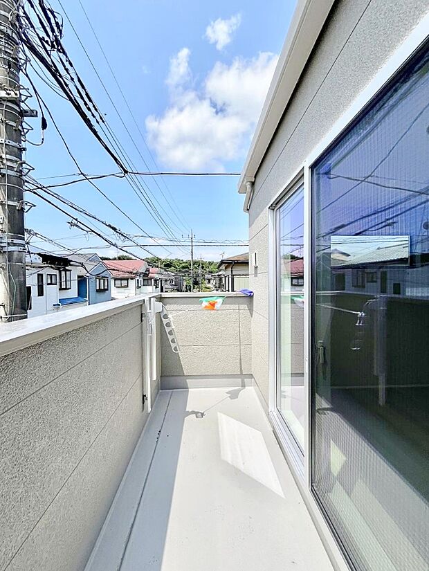~Balcony~ バルコニーは温かい陽がさしこみ、お布団や洗濯物を気持ちよく干すことができます。 使いやすく開放的なバルコニーです♪陽ざしがたっぷり降り注ぐ、バルコニー付き住まい。