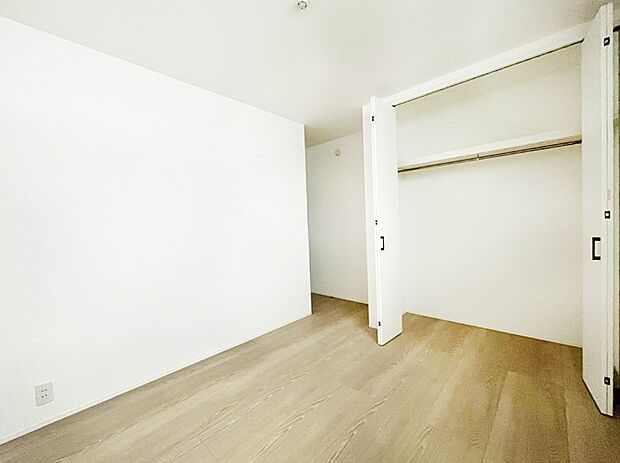 ～Bed Room～  全居室には収納クローゼットを完備！普段使いのお洋服や小物はもちろん、季節物のお洋服などもしっかりと整理整頓おしまい頂けます。  居室空間を広く使用できますね。