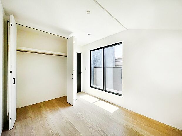 ～Bed Room～　子供部屋はお子様にとって大変重な役割があります。子供一人で過ごす空間を与えることで、宿題や勉強時間も自然と増えまた自ら部屋の片付けや掃除なども促すことに繋がります。
