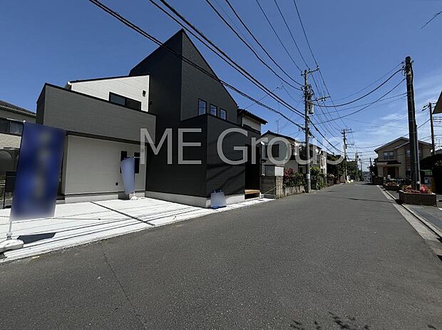 ～Exterior～　前面道路は閑静な住宅地をはしる車通りの少ない道路。駐車の出し入れもらくらくです！ご不明点・現地見学のご希望は、お気軽にお問い合わせください！