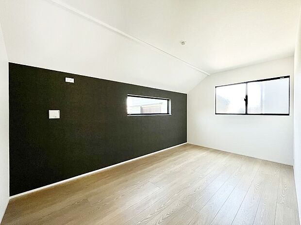 ~Bed Room~ 2面採光を確保した明るい室内は、風通しも良く、大変居心地の良い空間となっております。爽やかな風を感じて起きる朝は、快適生活の始まりに!日当たりや通風がとても良い住まい♪