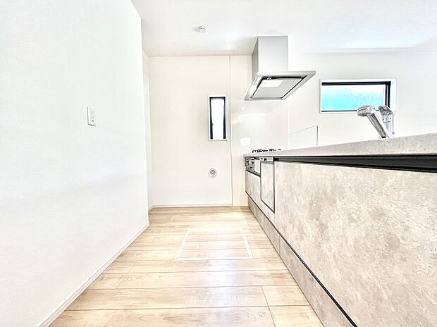~Kitchen~ 自然光が入る窓のあるキッチン☆毎日使う場所だからこそ、使い勝手を考慮しました。ゆったりとしたキッチンコーナーは質感豊かな仕上がりとなっております。