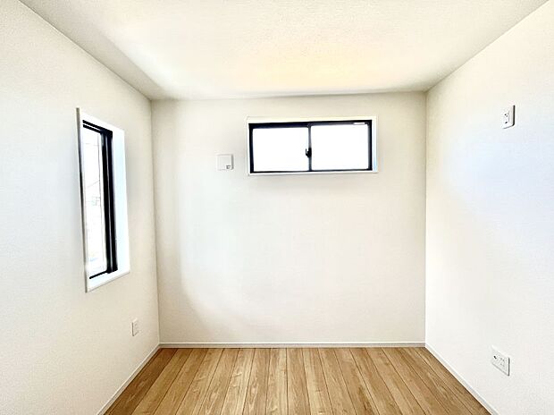~Bed Room~ 子供部屋はお子様にとって大変重な役割があります。子供一人で過ごす空間を与えることで、宿題や勉強時間も自然と増えまた自ら部屋の片付けや掃除なども促すことに繋がります。
