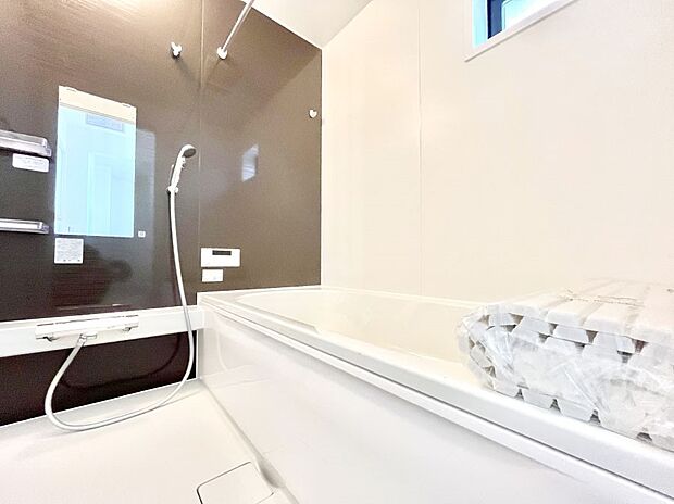 ~Bath Room~ 落ち着いた雰囲気の浴室で明日に向けてリフレッシュ。浴室乾燥機能も付いているので隣の洗濯機置き場で洗い上がった洗濯物を、雨の日も天気を気にせず乾燥させることも可能です。