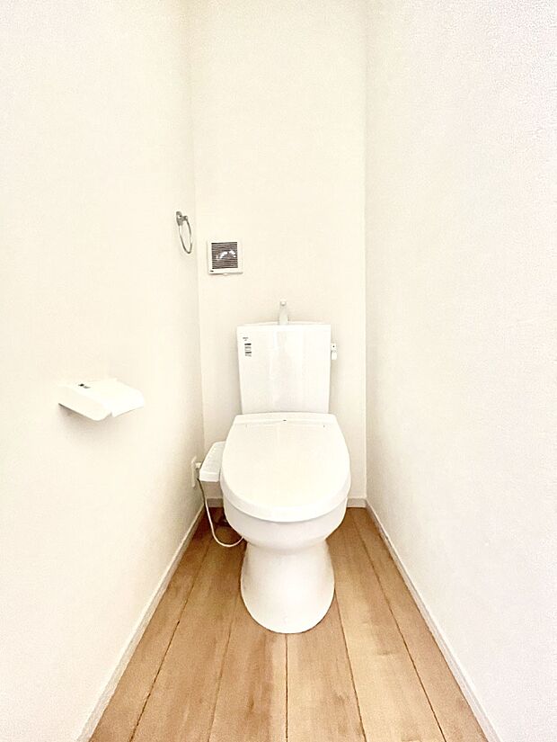 ~Toilet~ 綺麗・スッキリ・快適なウォシュレット付トイレでくつろげる空間です。トイレは毎日使わざるを得ないもの。いつも清潔を保ちたいですね。トイレが2ヶ所あるので朝の混雑時に便利です!