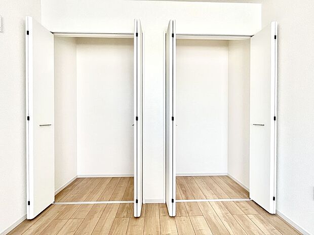 ~Closet~ 壁面クローゼットがあればタンスを置く必要がなく、出っ張りのないスッキリ空間を維持できます。限られたスペースを有効に活用できそう。季節の衣類や趣味の品などたっぷり収納出来ますね♪