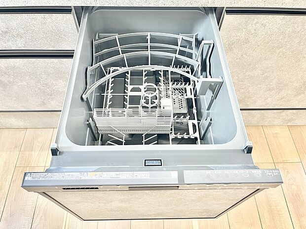 後片付けが楽になる食洗機も標準装備で付いております。使ったお皿を入れてスイッチを押すだけ!時間の有効活用にも重宝します。