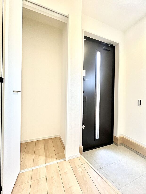 玄関ホール収納です。掃除道具やお出かけ用グッズの収納に便利です。