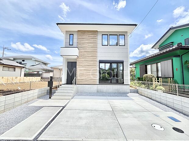 ～Exterior～　堂々たる趣ながら、主張し過ぎずどこか余裕を感じさせるシャープなフォルムで佇む邸宅は、晴天の空と照らし合わせる事で、本来あるべき完成形の姿を見せてくれます。