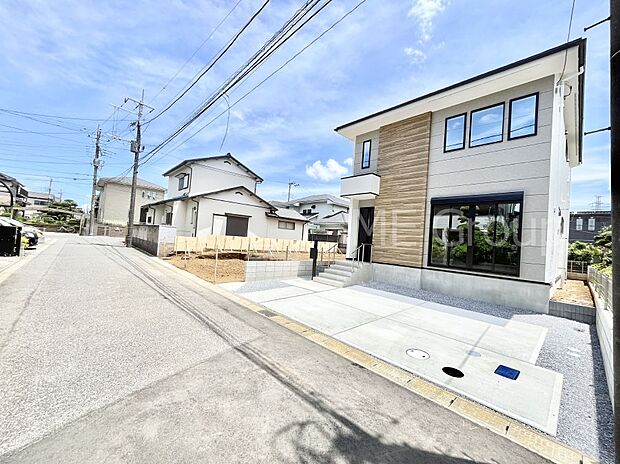 ～Exterior～　前面道路は閑静な住宅地をはしる車通りの少ない道路。駐車の出し入れもらくらくです！ご不明点・現地見学のご希望は、お気軽にお問い合わせください！