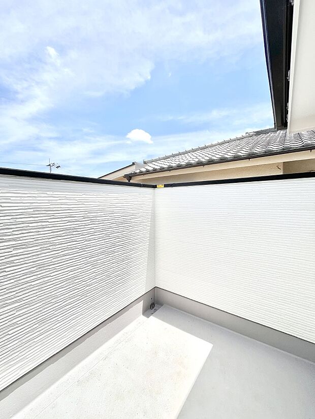 ~Balcony~ バルコニーは温かい陽がさしこみ、お布団や洗濯物を気持ちよく干すことができます。 使いやすく開放的なバルコニーです♪陽ざしがたっぷり降り注ぐ、バルコニー付き住まい。