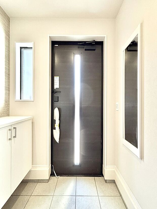 ～Entrance～　家の中でお客様を迎える最初の場所である玄関は、家の印象そのものです！豊富な玄関収納で、常に綺麗に保つことが出来ます♪玄関にはたっぷり収納の下駄箱を完備！