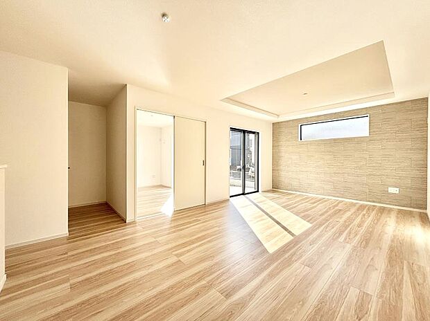 〜Living〜　飽きの来ないシンプルでおしゃれなLDK。大きな窓から日差しが差し込むので室内も明るく、家族の憩いの場としてピッタリです。開放感と日当たりの良さを是非ご覧ください！