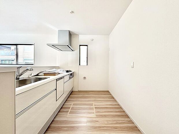 ～Kitchen～　自然光が入る窓のあるキッチン☆毎日使う場所だからこそ、使い勝手を考慮しました。ゆったりとしたキッチンコーナーは質感豊かな仕上がりとなっております。